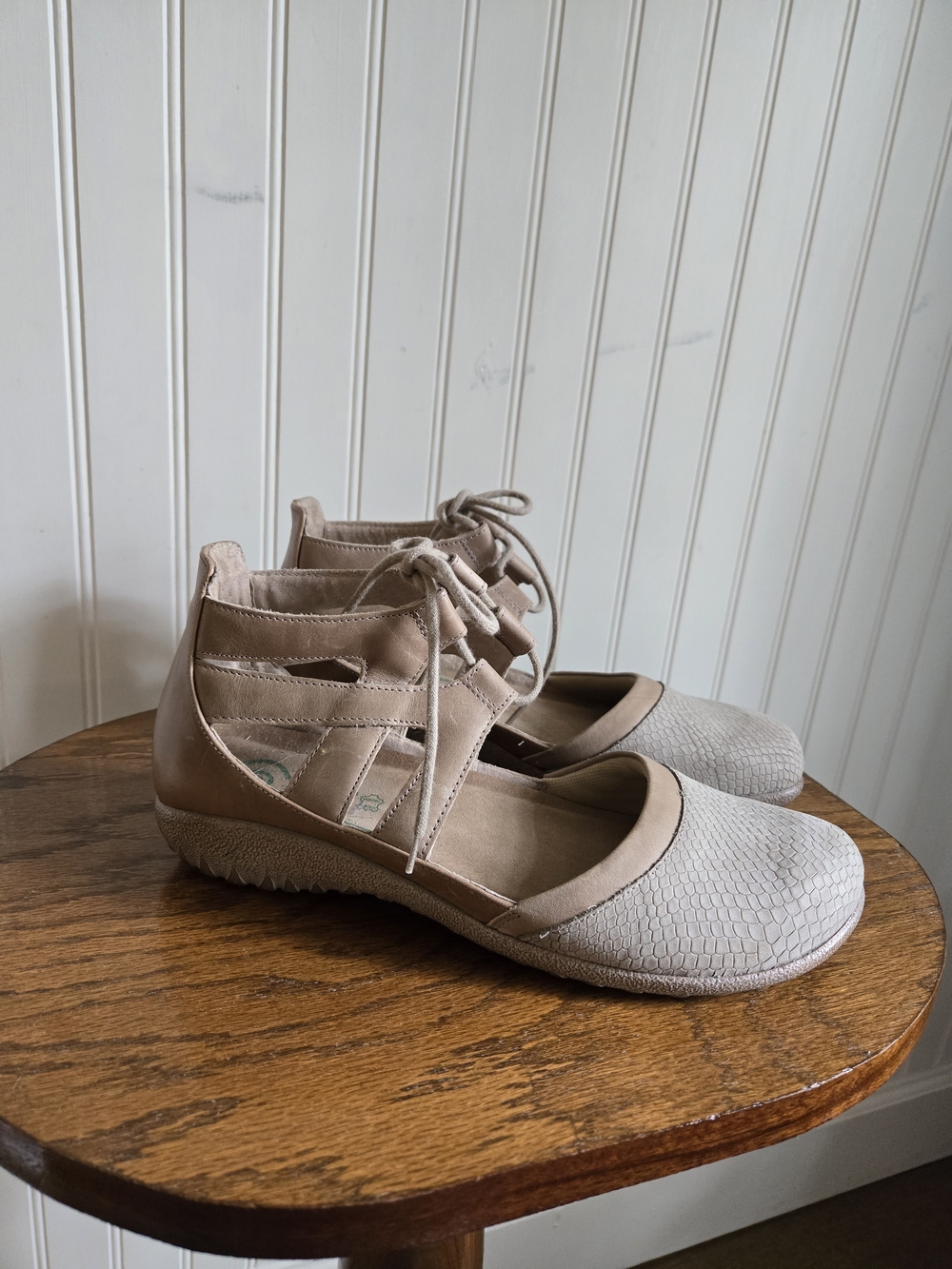 Naot Made In Israel Taupe Beige Lace-Up Cutout Comfortable Walking Flats